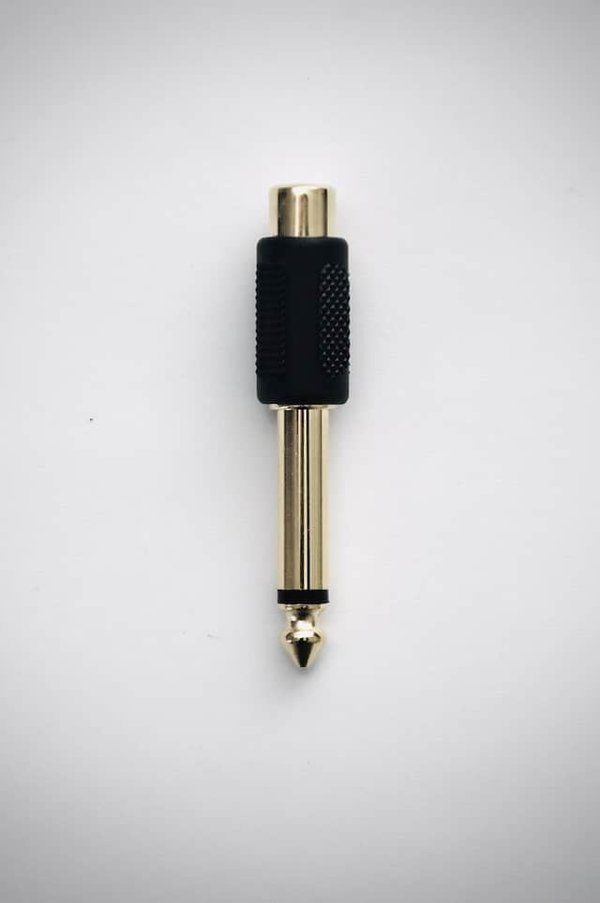 Comment nettoyer et entretenir la prise jack d'un smartphone équipé, comme le Samsung Galaxy S10e ?